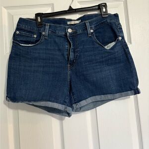 Women’s Levi’s mid length denim shorts W33